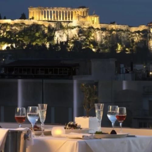 Στάση Μετρό Πανεπιστήμιο: Το "Titania" με την πατίνα του κλασικού και αγαπημένου