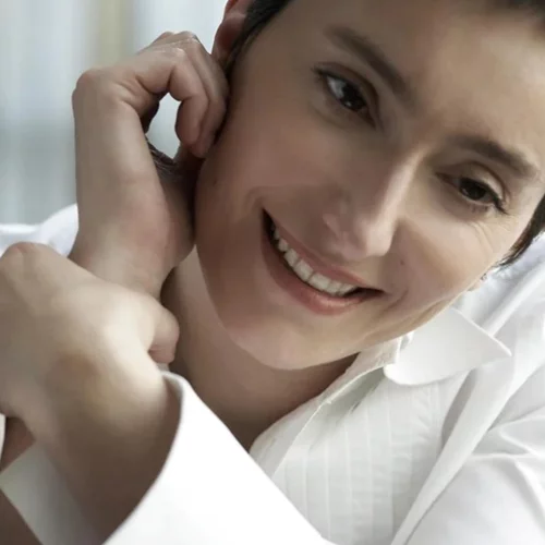 H Ηρώ για μια βραδιά στο By the Glass