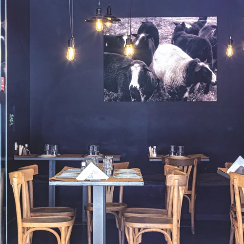 "Το Μαύρο Πρόβατο": Ένα ιντελεκτουέλ μεζεδοπωλείο με άποψη