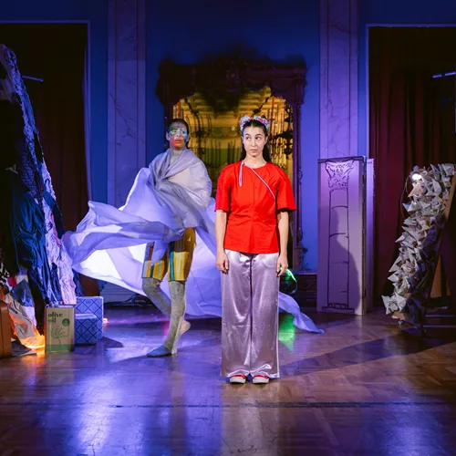 In motion: Ένα άγαλμα που το ’σκασε