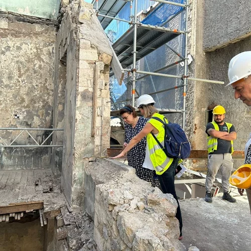 Αποκατάσταση ιστορικών κτιρίων στο κέντρο της Αθήνας: Οι αυτοψίες της Λίνας Μενδώνη