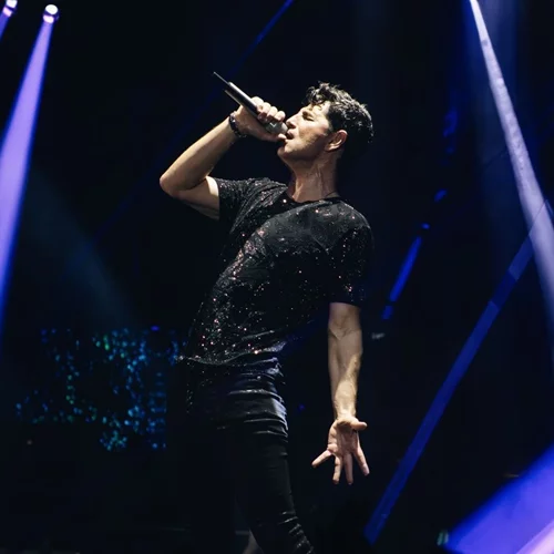 Ο Σάκης Ρουβάς μάς δίνει ραντεβού στο θέατρο Άλσος