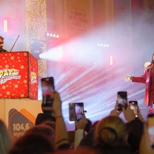 Εορταστικό shopping, Ιουλία Καλλιμάνη live και πολλές εκπλήξεις από το ΣΚΡΑΤΣ – Όλα όσα έγιναν στην "Κόκκινη Νύχτα" του Πειραιά