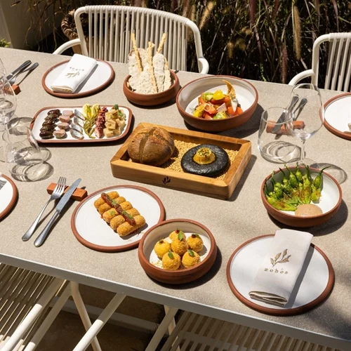 Ποιος μυστικός κήπος του Κέντρου σερβίρει μοντέρνους μεζέδες;