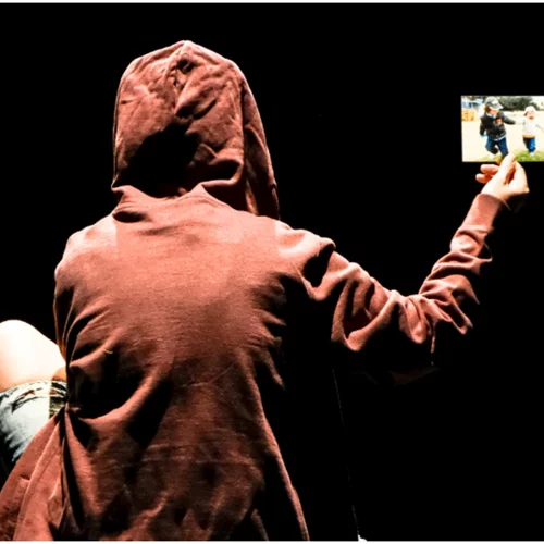 Ο βραβευμένος "Μπέμπης" ανεβαίνει στο θέατρο