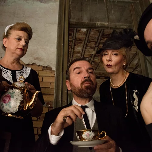 "Ελάτε να πιούμε έναν καφέ…" στη σκηνή του Μικρού Κεραμεικού τον χειμώνα!