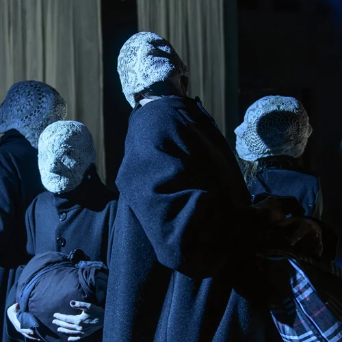 "Η λέξη πρόοδος στο στόμα της μητέρας μου ηχούσε πολύ φάλτσα" στο Θέατρο "Μπέλλος": Εορταστικό πρόγραμμα παραστάσεων