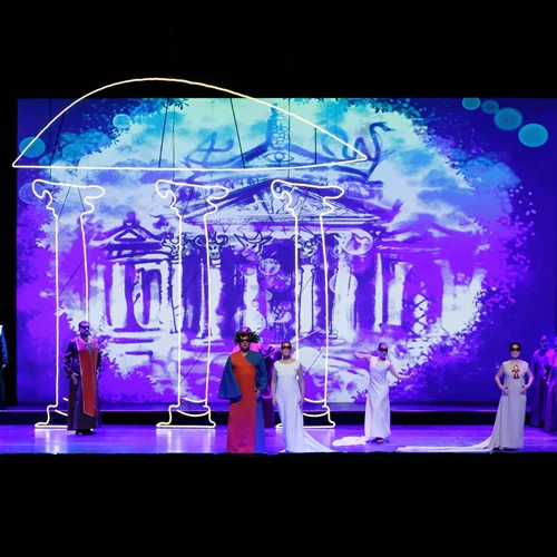 Μία όπερα ("Εστιάδα"), ένα ρεσιτάλ (Γιάχο/Καστρονόβο) και ένα ντοκιμαντέρ ("Μαίρη, Μαριάννα, Μαρία"), τελευταία αφιερώματα για τα 100 χρόνια από την γέννηση της Κάλλας