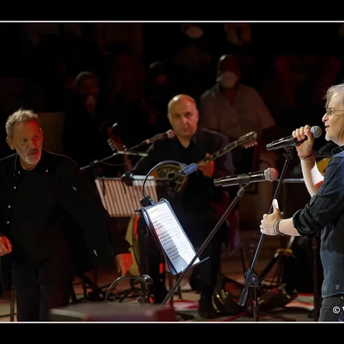 Σταύρος Ξαρχάκος: Καταχειροκροτήθηκε στο sold-out Ηρώδειο, τιμώντας τον Νίκο Ξυλούρη