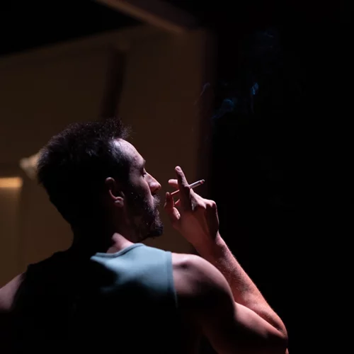 Ο επιτυχημένος "Συνεργός" επιστρέφει στο Θέατρο Επί Κολωνώ