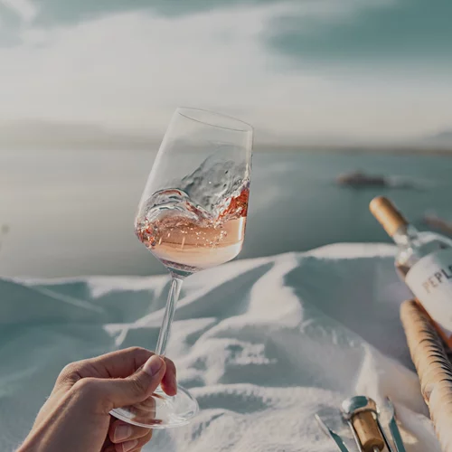 Το ροζέ κρασί με "PEPLO" καλοκαιριού που σερβίρει κάθε αιθέρια στιγμή