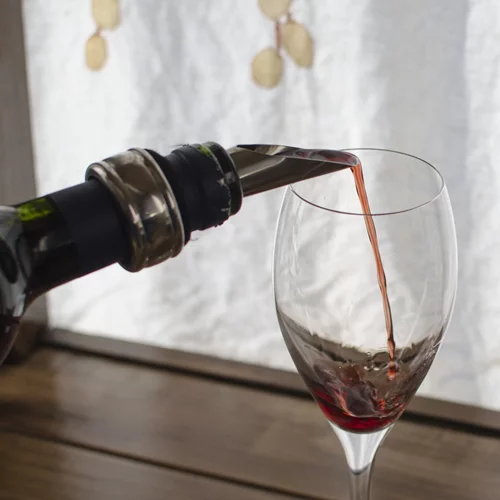 Τα ερυθρά της Πρωτοχρονιάς: Οι 10 ετικέτες που σερβίρουν επίσημα τη νέα χρονιά