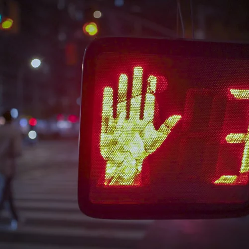 O Άρης Χατζηστεφάνου αφηγείται "Ιστορίες από το Gotham City" στο Attica TV