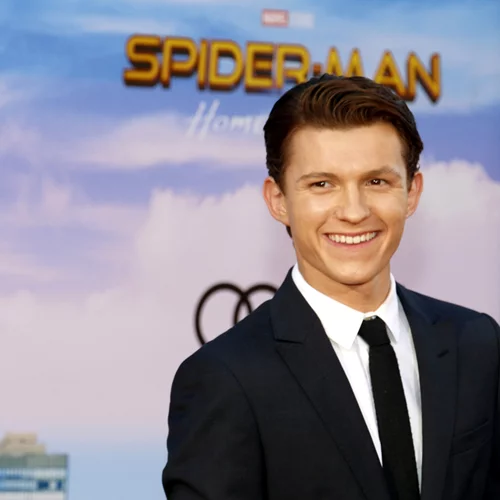 Πώς θα σου φαινόταν ο Tom Holland σαν νεαρότερος James Bond;