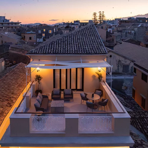 Σε αυτό το νέο boutique hotel στην παλιά πόλη της Κέρκυρας το φθινόπωρο έχει άλλη χάρη