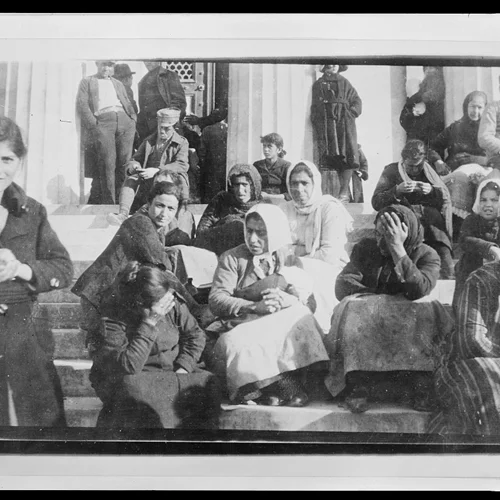 "Άφιξη και εγκατάσταση των προσφύγων στην Αθήνα": Ο συγγραφέας Νίκος Ανδριώτης μιλάει για τα επακόλουθα της Μικρασιατικής Καταστροφής