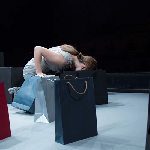 "Love and money": Το επίκαιρο έργο του Ντένις Κέλι για τέσσερις ακόμα παραστάσεις στο Θέατρο Τέχνης