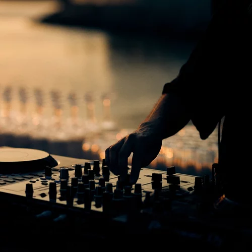 Το Bungalow 7 εγκαινιάζει τα Sunset Live Sessions