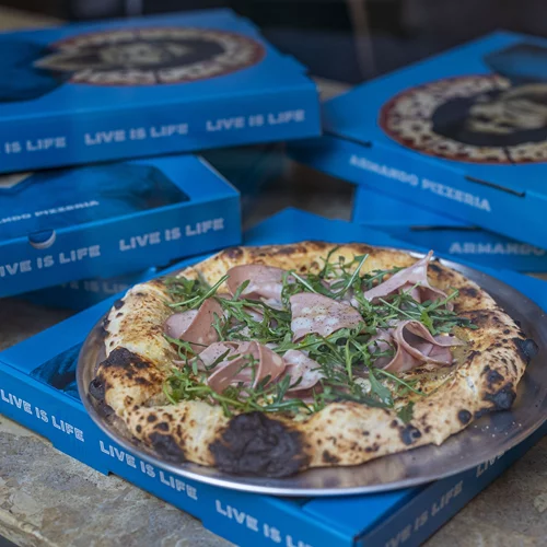 O 'Armando' βγάζει την πίτσα του… out of the box