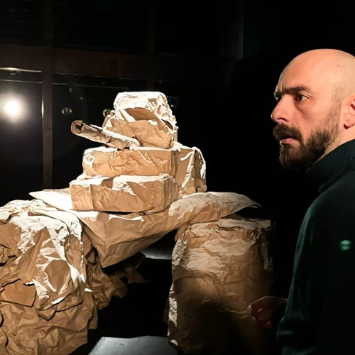 "ΤΑΝΚ / Όλη νύχτα εδώ: Η παράσταση με προφορικές μαρτυρίες από την εξέγερση του Πολυτεχνείου συνεχίζεται για λίγο ακόμη