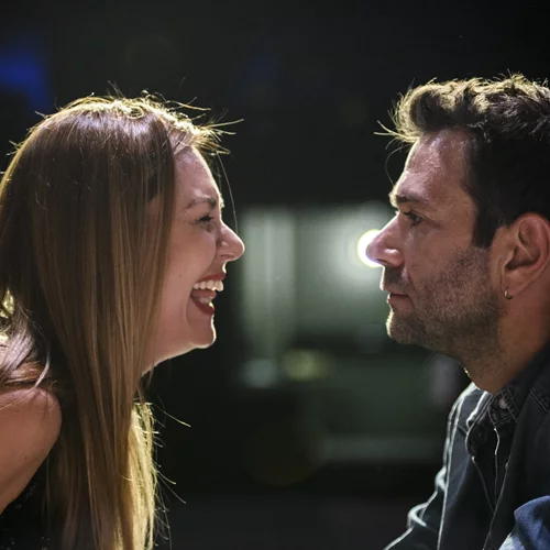 "Θέλω να σου κρατάω το χέρι": Δεύτερος χρόνος παραστάσεων για την επιτυχία του Τάσου Ιορδανίδη και της Θάλειας Ματίκα