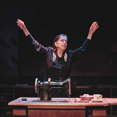 "Μια ζωή- ο μονόλογος μιας μοδίστρας" με τη Νένα Μεντή από Οκτώβριο στο Πτι Παλαί