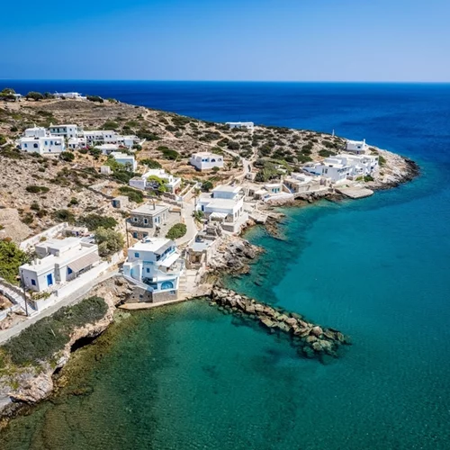 "Η λέξη για τον κόσμο είναι θάλασσα": Εικαστικές περιπλανήσεις στο Παλιό Σχολείο της Σικίνου