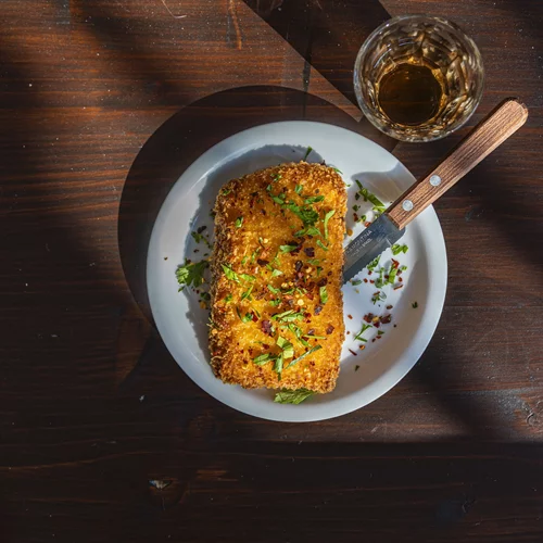 Σε αυτό το καφενείο στην Κυψέλη θα φας τη viral τηγανητή τυροκαυτερή