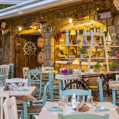 Η Ναταλία Δραγούμη μαθαίνει τι εστί βολιώτικο τσιπουράδικο... "Στις 5 Γύρες"