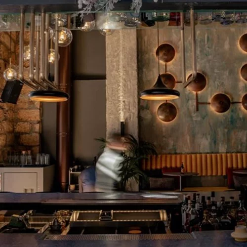 Πλατεία Αγίας Ειρήνης: ζωντανή και ξανανιωμένη και 8 στέκια που το αποδεικνύουν