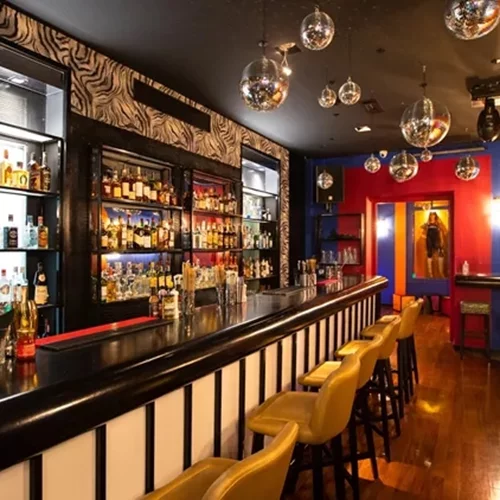 Η 'Ντισκομπάλα' αστράφτει και πάλι στο Κολωνάκι