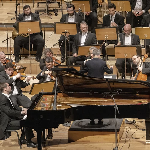 Επιβεβαίωση της κλάσης ενός σπουδαίου πιανίστα (Λουγκάνσκυ) και των υποσχέσεων ενός νέου αρχιμουσικού (Κ. Τερζάκης) σε συναυλίες της ΚΟΑ
