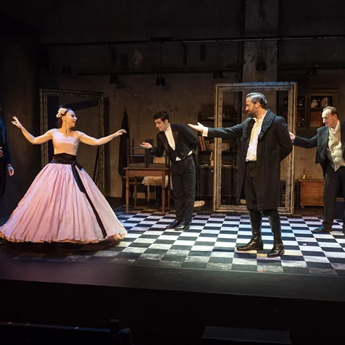 Video walkthrough: Η Ναταλία Δραγούμη στην παράσταση "Μαντάμ Μποβαρί" στο θέατρο Αποθήκη