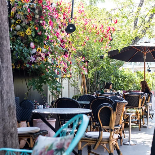 Για aperitivo στον ιμπρεσιονιστικό κήπο-έργο τέχνης του "Artisanal"