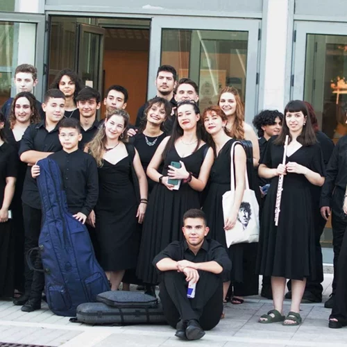 Ο Sébastien Rouland στο πόντιουμ της Underground Youth Orchestra