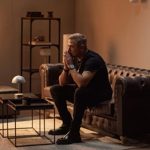 Ο Αντώνης Ρέμος κάνει νέο χιτ με τη "Δευτέρα"