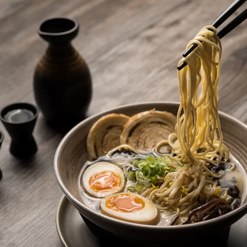 It’s ramen o’clock στα ραμενάδικα της πόλης