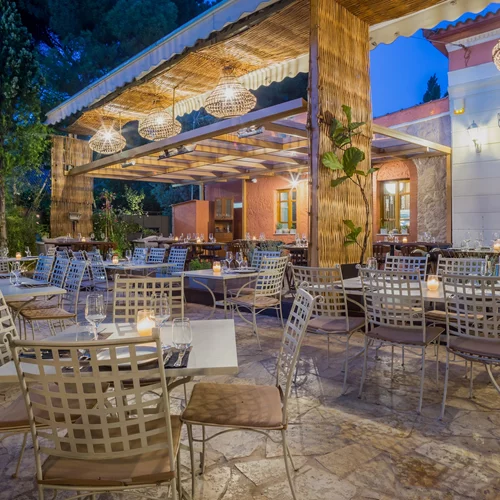 "Wood": Premium κρεοφαγία στην αυλή