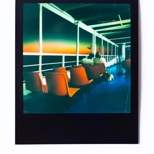 "Και τώρα οι δυο μας": Φωτογραφίες της Χλόης Ακριθάκη συνδιαλλέγονται με τα διηγήματα της Βίβιαν Αβρααμίδου Πλούμπη