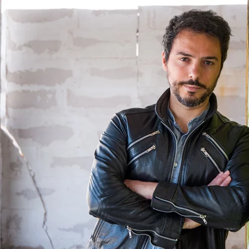 Κωνσταντίνος Μάρκελλος: "Τα "Δυο πορτοκάλια για τα Χριστούγεννα" γράφτηκαν από πραγματικούς ανθρώπους που έζησαν το καθεστώς Τσαουσέσκου και μιλούν χωρίς φίλτρο για τα τραύματά τους"