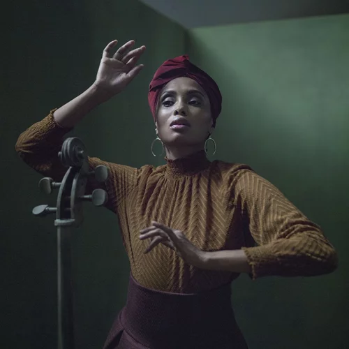 Η σαγηνευτική Ιmany σε ένα εντυπωσιακό κοντσέρτο για μία φωνή και 8 τσέλο