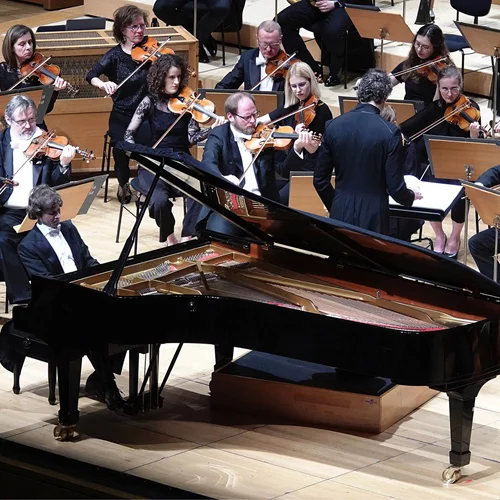 Συναυλίες Sinfonia Varsovia, Vox Clamantis & ρεσιτάλ Παπαρίζου: μια αποτίμηση τριών προπασχαλινών μουσικών εκδηλώσεων