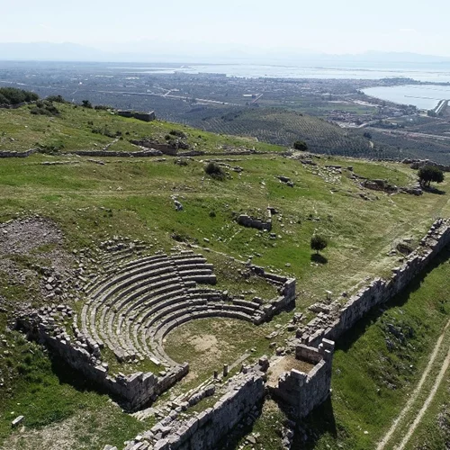 ΥΠΠΟ: Αποκαταστάθηκε και εγκαινιάζεται το αρχαίο θέατρο Πλευρώνας