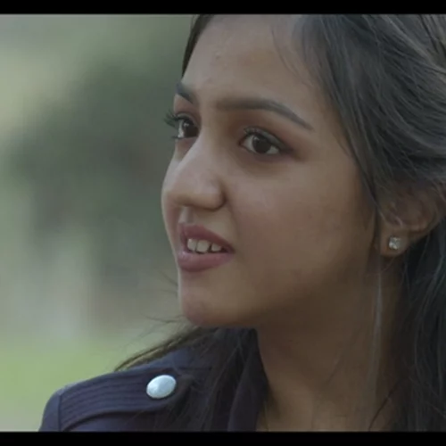 "Ξεριζωμένοι" στην Ταινιοθήκη: Το ντοκιμαντέρ της Ελένης Αλεξανδράκη φωτίζει τις τραυματικές εμπειρίες παιδιών ανά το κόσμο