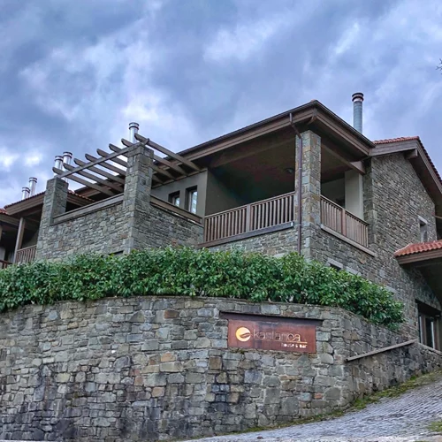 "Kastanea House and bar": Μοντερνιτέ μέσα στο καστανόδασος στο Καρπενήσι