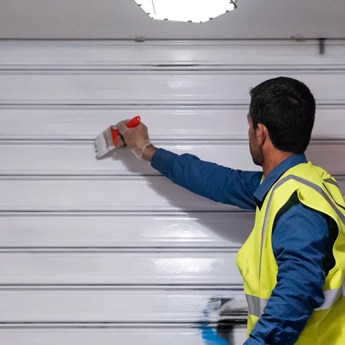 Επιχείρηση αντι-γκράφιτι στο κέντρο της πόλης από τον Δήμο Αθηναίων