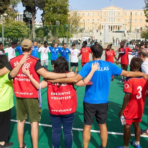 Ένα γήπεδο ποδοσφαίρου στην πλατεία Συντάγματος: "Γκολ στη Φτώχεια" με την Εθνική Αστέγων