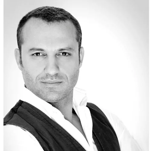 O Κώστας Τριανταφυλλίδης τραγουδάει στη Σφίγγα "Όνειρα Απατηλά"