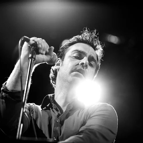 Ο Δώρος Δημοσθένους κάνει ποδαρικό στη νέα χρονιά τραγουδώντας Elvis Presley