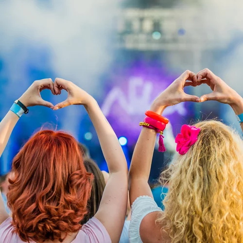 Η Visa και η Cardlink αναβαθμίζουν τις πληρωμές στα φεστιβάλ με σύγχρονα self-service POS